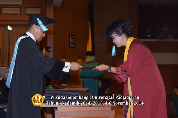 Wisuda Unpad Gel. I TA 2014_2015 Fakultas Ilmu Budaya oleh Dekan 07