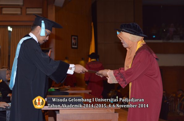 Wisuda Unpad Gel. I TA 2014_2015 Fakultas Ilmu Budaya oleh Dekan 16