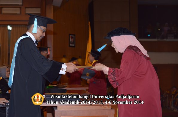 Wisuda Unpad Gel. I TA 2014_2015 Fakultas Ilmu Budaya oleh Dekan 18