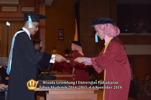 Wisuda Unpad Gel. I TA 2014_2015 Fakultas Ilmu Budaya oleh Dekan 19