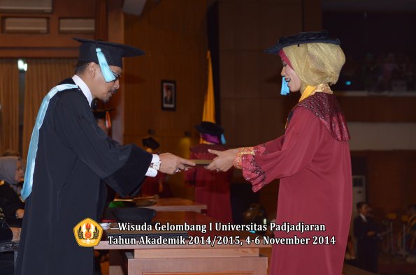 Wisuda Unpad Gel. I TA 2014_2015 Fakultas Ilmu Budaya oleh Dekan 27