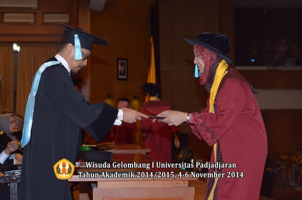 Wisuda Unpad Gel. I TA 2014_2015 Fakultas Ilmu Budaya oleh Dekan 30