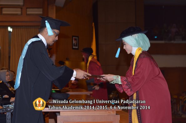 Wisuda Unpad Gel. I TA 2014_2015 Fakultas Ilmu Budaya oleh Dekan 31