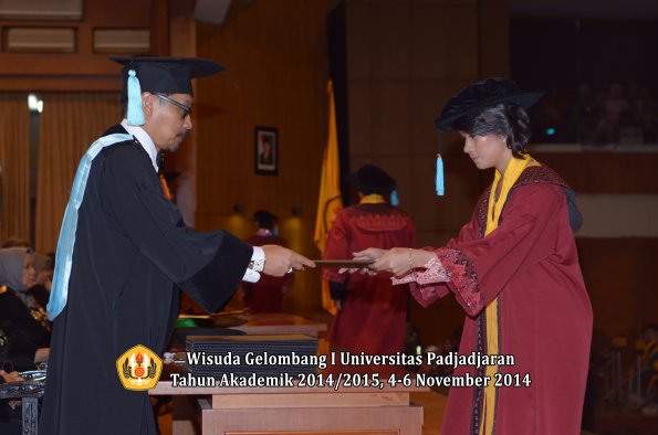 Wisuda Unpad Gel. I TA 2014_2015 Fakultas Ilmu Budaya oleh Dekan 39