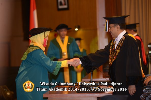 Wisuda Unpad Gel. I TA 2014_2015 Fakultas Hukum oleh Rektor 02