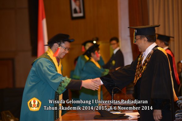 Wisuda Unpad Gel. I TA 2014_2015 Fakultas Hukum oleh Rektor 09