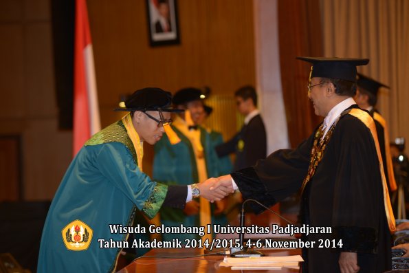 Wisuda Unpad Gel. I TA 2014_2015 Fakultas Ekonomi dan Bisnis oleh Rektor 05