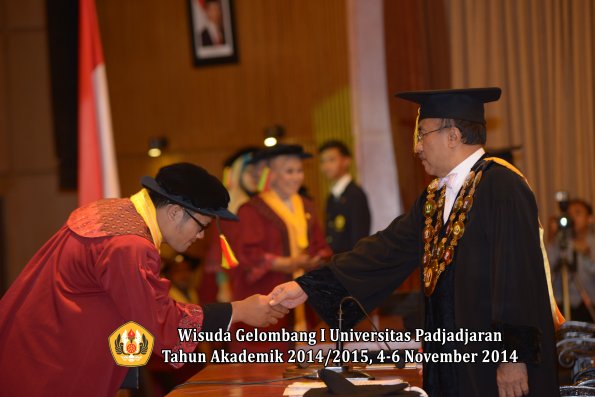 Wisuda Unpad Gel. I TA 2014_2015 Fakultas MIPA oleh Rektor 05