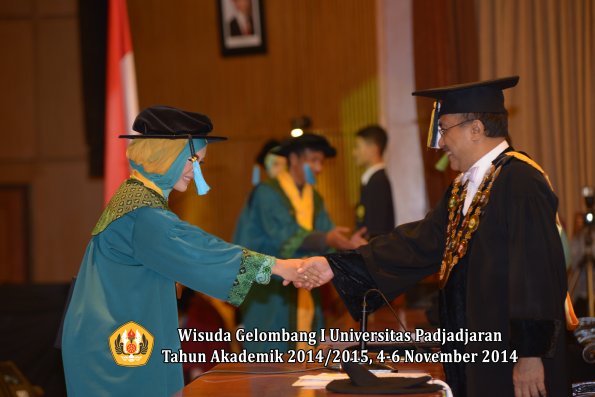 Wisuda Unpad Gel. I TA 2014_2015 Fakultas Ilmu Budaya oleh Rektor 04