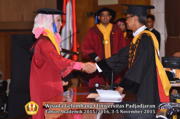 Wisuda Unpad Gel I TA 2015_2016  Fakultas ISIP oleh Rektor-156