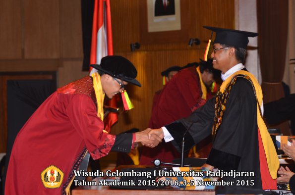 Wisuda Unpad Gel I TA 2015_2016  Fakultas MIPA oleh Rektor-030