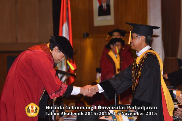 Wisuda Unpad Gel I TA 2015_2016  Fakultas MIPA oleh Rektor-031