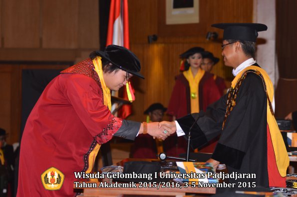 Wisuda Unpad Gel I TA 2015_2016  Fakultas MIPA oleh Rektor-070
