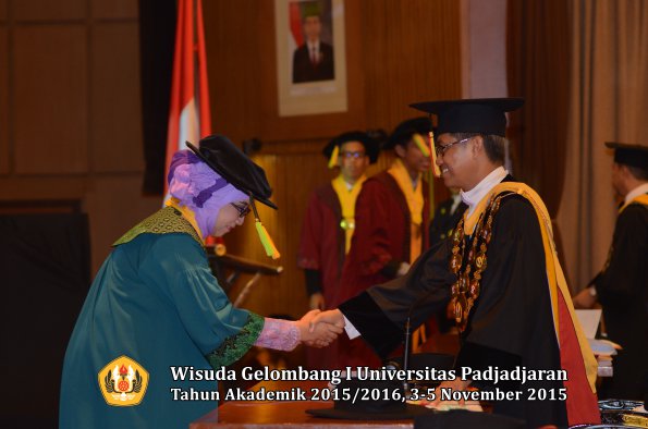 Wisuda Unpad Gel I TA 2015_2016  Fakultas Ilmu Komunikasi oleh Rektor-041