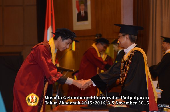 Wisuda Unpad Gel I TA 2015_2016  Fakultas Ilmu Komunikasi oleh Rektor-042