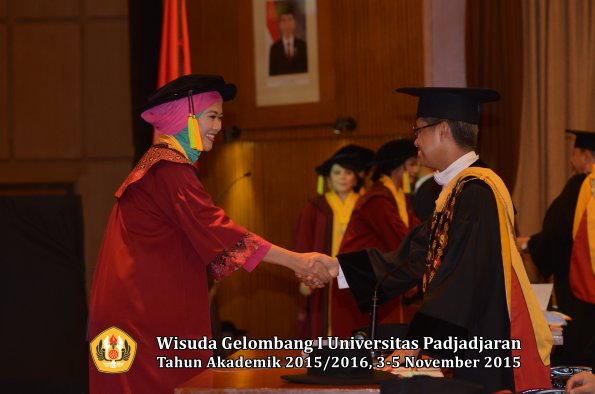Wisuda Unpad Gel I TA 2015_2016  Fakultas Ilmu Komunikasi oleh Rektor-046