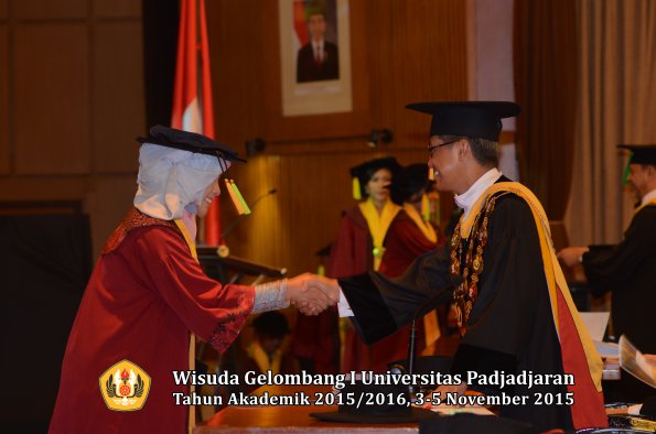 Wisuda Unpad Gel I TA 2015_2016  Fakultas Ilmu Komunikasi oleh Rektor-052