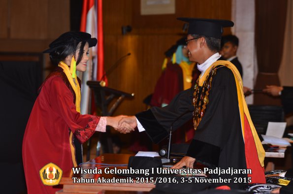 Wisuda Unpad Gel I TA 2015_2016  Fakultas Ilmu Komunikasi oleh Rektor-053