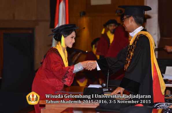Wisuda Unpad Gel I TA 2015_2016  Fakultas Ilmu Komunikasi oleh Rektor-060