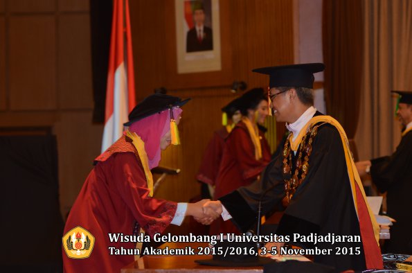 Wisuda Unpad Gel I TA 2015_2016  Fakultas Ilmu Komunikasi oleh Rektor-065