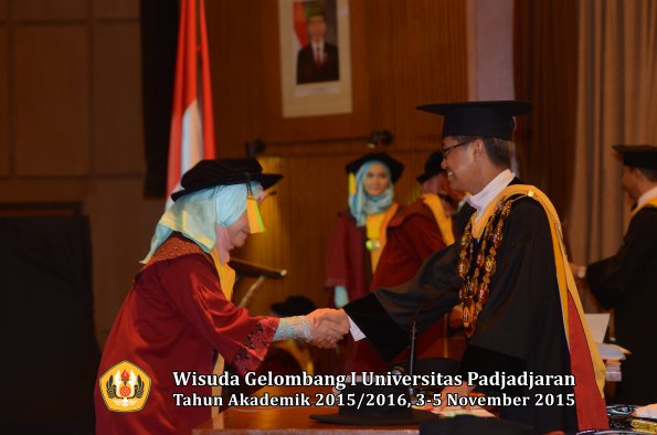 Wisuda Unpad Gel I TA 2015_2016  Fakultas Ilmu Komunikasi oleh Rektor-085