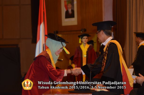 Wisuda Unpad Gel I TA 2015_2016  Fakultas Ilmu Komunikasi oleh Rektor-095