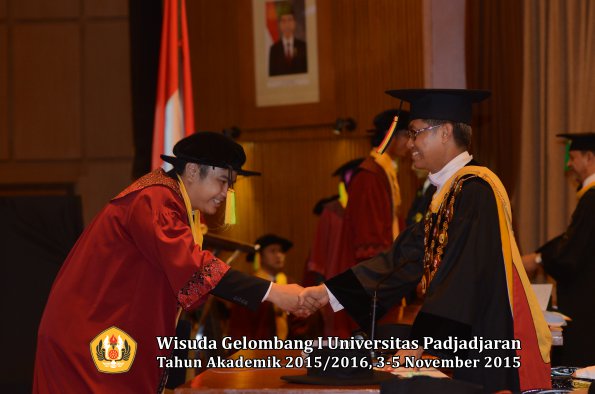Wisuda Unpad Gel I TA 2015_2016  Fakultas Ilmu Komunikasi oleh Rektor-099