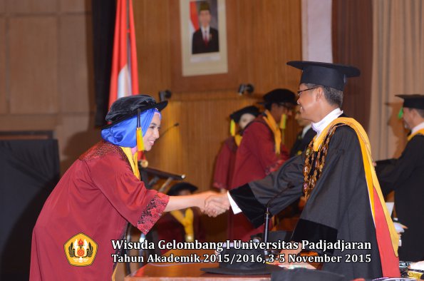 Wisuda Unpad Gel I TA 2015_2016  Fakultas Ilmu Komunikasi oleh Rektor-105