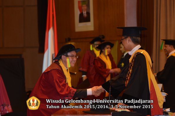 Wisuda Unpad Gel I TA 2015_2016  Fakultas Ilmu Komunikasi oleh Rektor-131