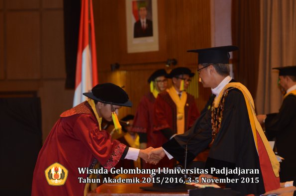 Wisuda Unpad Gel I TA 2015_2016  Fakultas Ilmu Komunikasi oleh Rektor-157