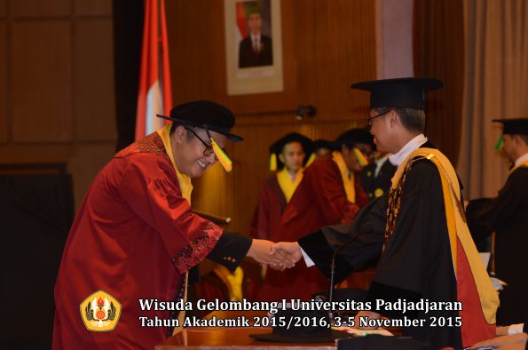 Wisuda Unpad Gel I TA 2015_2016  Fakultas Ilmu Komunikasi oleh Rektor-159