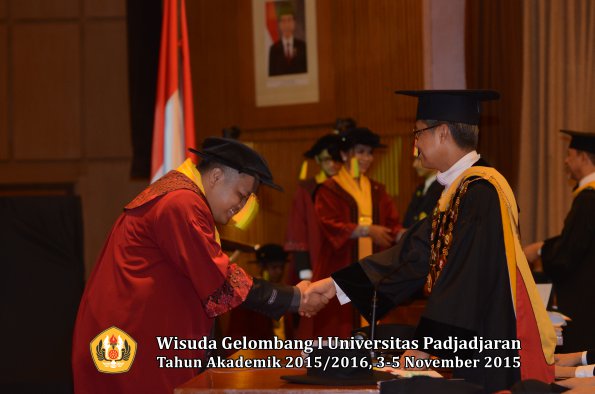 Wisuda Unpad Gel I TA 2015_2016  Fakultas Ilmu Komunikasi oleh Rektor-168