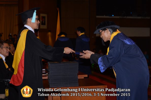 Wisuda Unpad Gel I TA 2015_2016  Fakultas Ilmu Budaya oleh Dekan-003