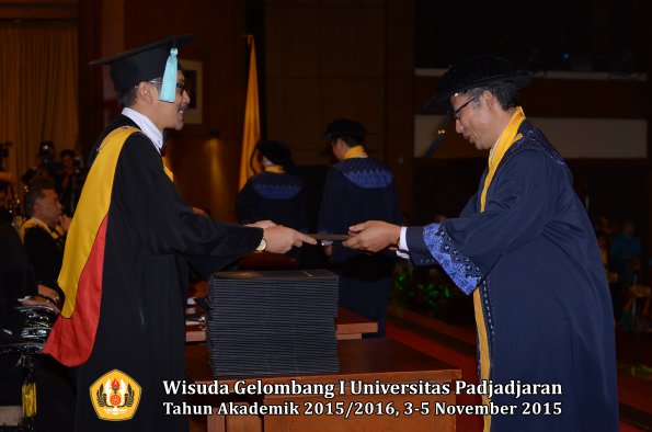 Wisuda Unpad Gel I TA 2015_2016  Fakultas Ilmu Budaya oleh Dekan-006