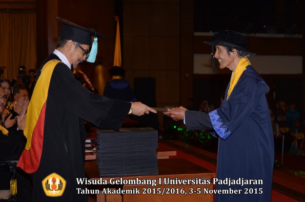 Wisuda Unpad Gel I TA 2015_2016  Fakultas Ilmu Budaya oleh Dekan-008