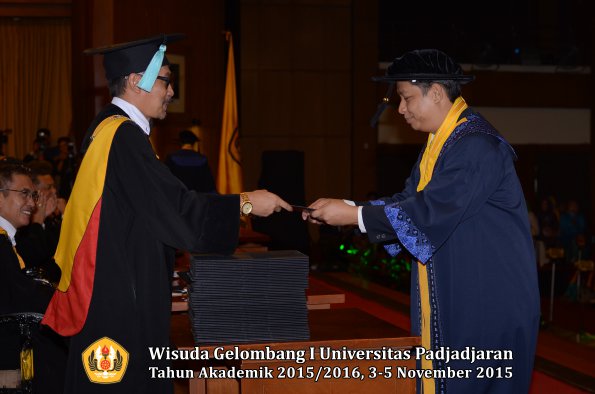 Wisuda Unpad Gel I TA 2015_2016  Fakultas Ilmu Budaya oleh Dekan-009