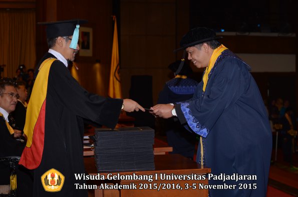 Wisuda Unpad Gel I TA 2015_2016  Fakultas Ilmu Budaya oleh Dekan-011