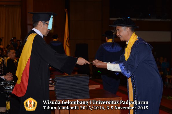 Wisuda Unpad Gel I TA 2015_2016  Fakultas Ilmu Budaya oleh Dekan-013