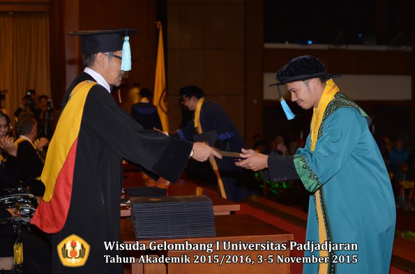 Wisuda Unpad Gel I TA 2015_2016  Fakultas Ilmu Budaya oleh Dekan-029