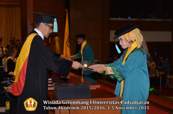 Wisuda Unpad Gel I TA 2015_2016  Fakultas Ilmu Budaya oleh Dekan-031