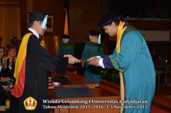 Wisuda Unpad Gel I TA 2015_2016  Fakultas Ilmu Budaya oleh Dekan-038