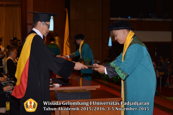 Wisuda Unpad Gel I TA 2015_2016  Fakultas Ilmu Budaya oleh Dekan-045