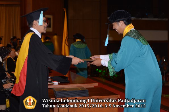 Wisuda Unpad Gel I TA 2015_2016  Fakultas Ilmu Budaya oleh Dekan-046