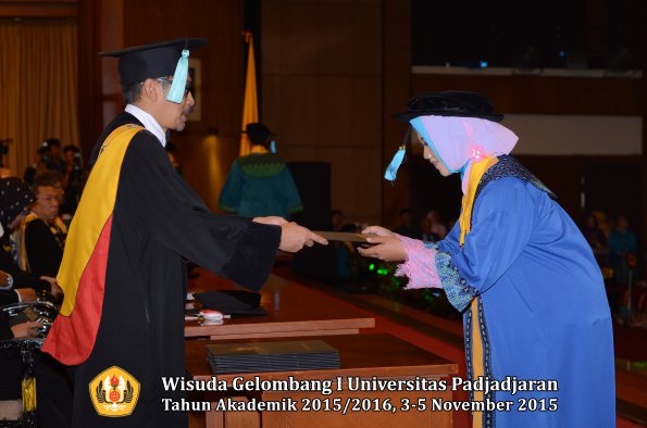 Wisuda Unpad Gel I TA 2015_2016  Fakultas Ilmu Budaya oleh Dekan-050