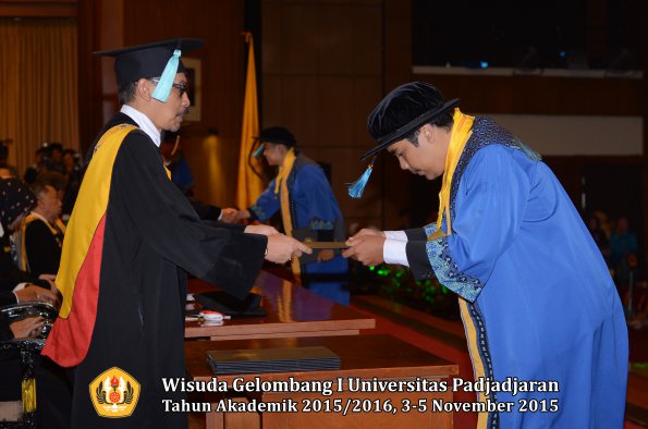 Wisuda Unpad Gel I TA 2015_2016  Fakultas Ilmu Budaya oleh Dekan-053
