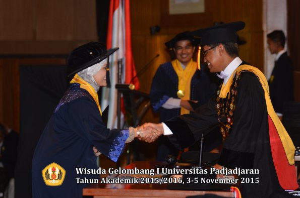 Wisuda Unpad Gel I TA 2015_2016  Fakultas Ilmu Budaya oleh Rektor-004