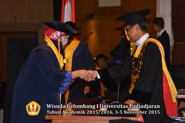 Wisuda Unpad Gel I TA 2015_2016  Fakultas Ilmu Budaya oleh Rektor-023