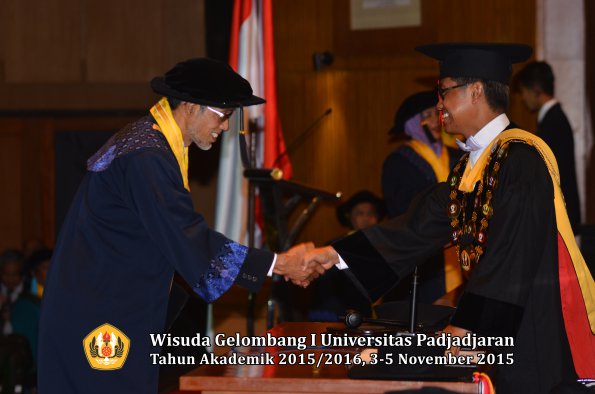 Wisuda Unpad Gel I TA 2015_2016  Fakultas Ilmu Budaya oleh Rektor-026