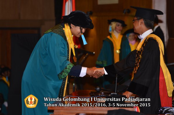 Wisuda Unpad Gel I TA 2015_2016  Fakultas Ilmu Budaya oleh Rektor-040
