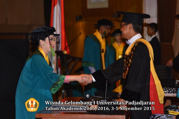Wisuda Unpad Gel I TA 2015_2016  Fakultas Kedokteran oleh Rektor-060